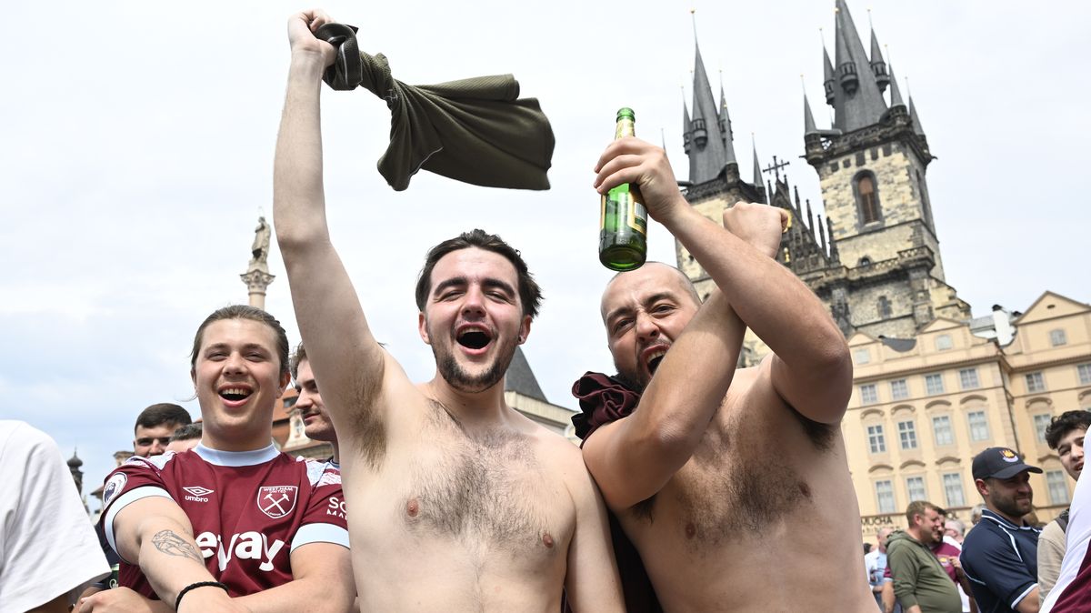 Manévry v Praze: Město obsadily tisíce fotbalových fanoušků z Anglie. Bujaře se připravují